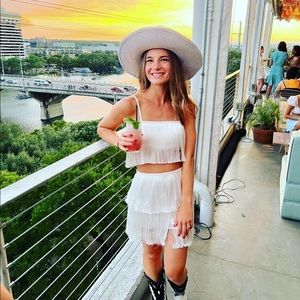 Top and bottom fringed set.